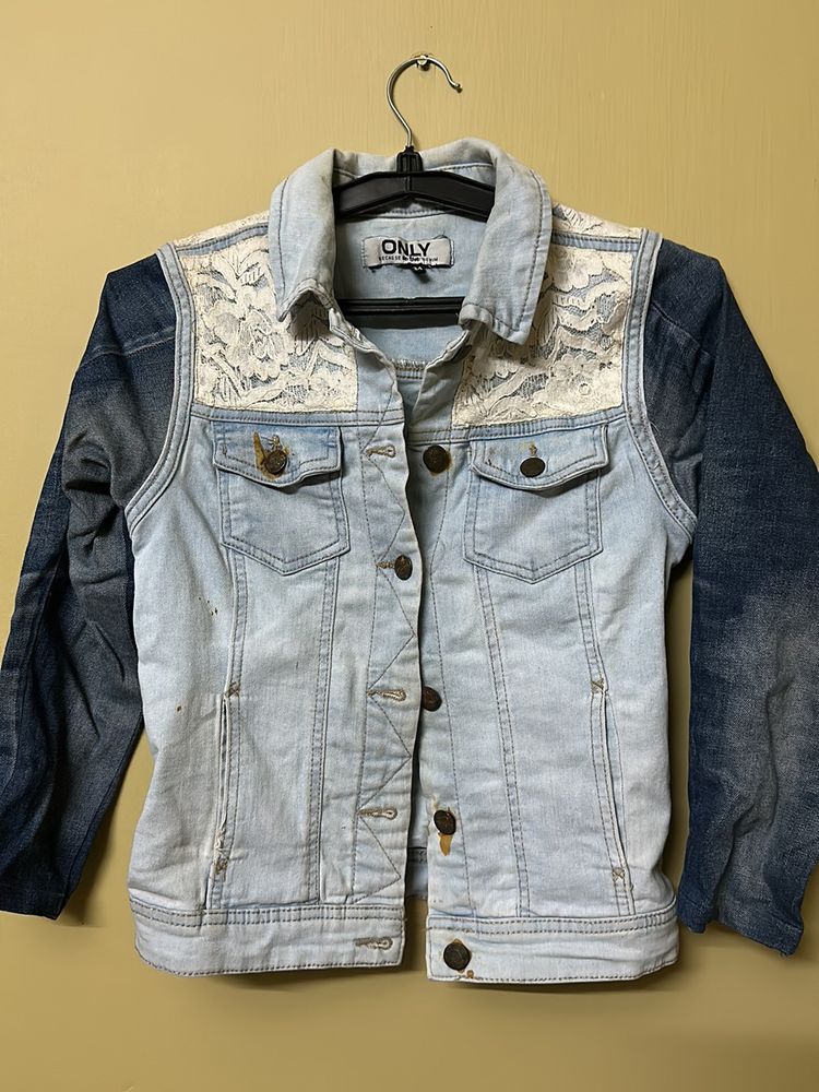 Here Is A Trendy & Comfortable Denim Jacket😍