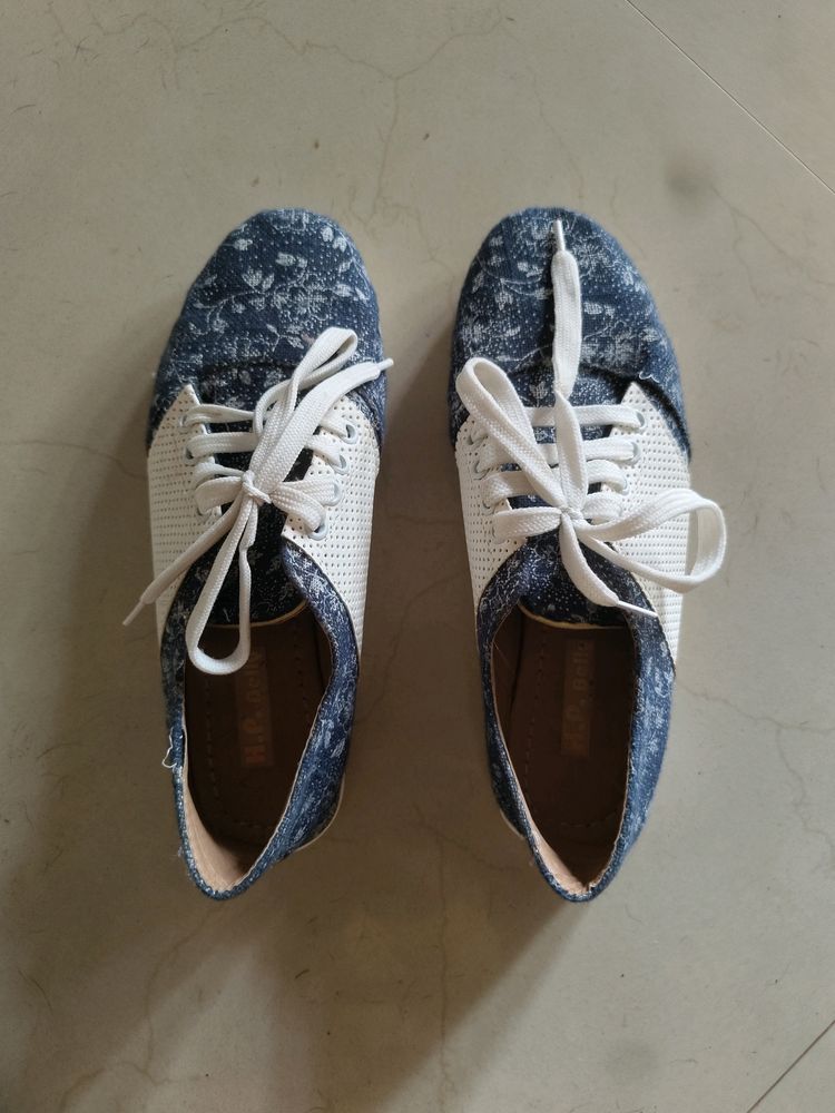 Cute Blue And White Floral Tie up Shoes