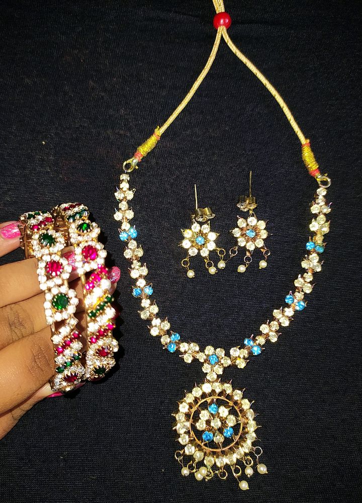 JEWELLERY SET WITH BANGLES