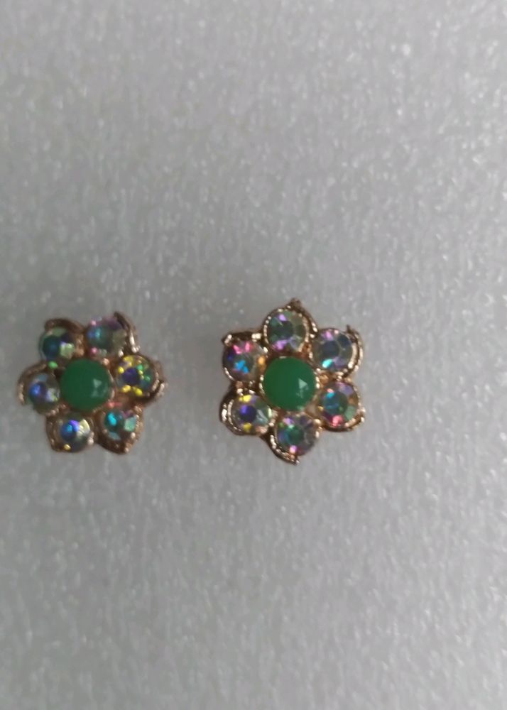 Geeen Flower Stone Stud