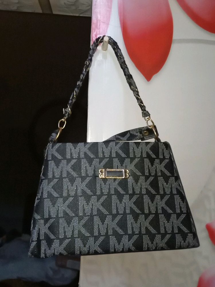 IMPORTED AND AUTHENTIC MICHEAL KORS HAND BAG