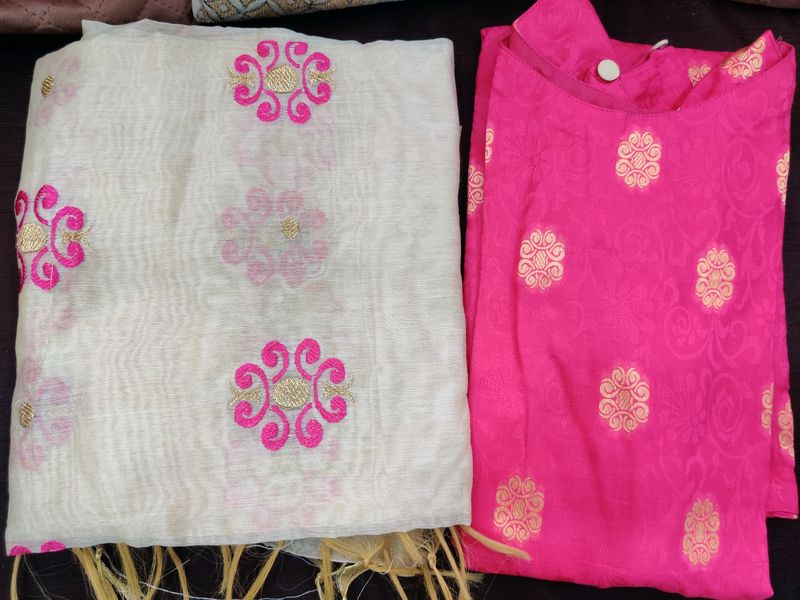 Women Pink Kurta With Printed Dupatta