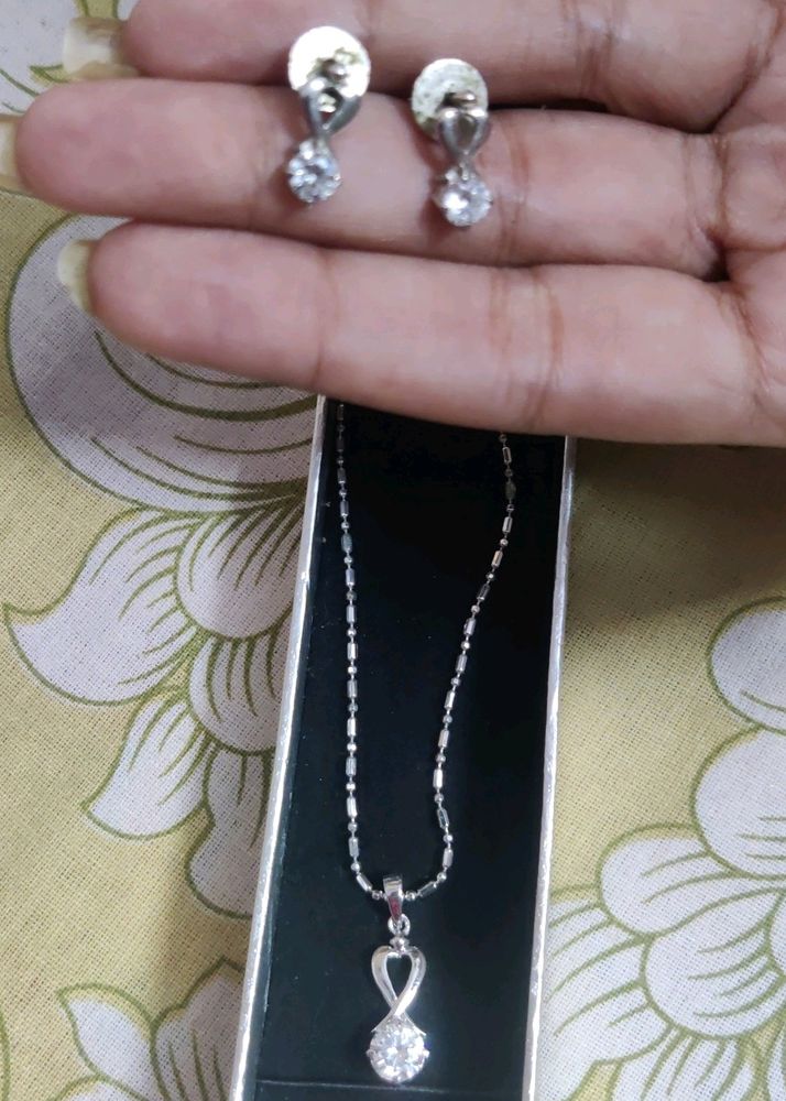 Pendant Earing Set With Chain In Silver Polish