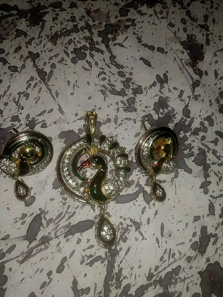 Ad pendent set