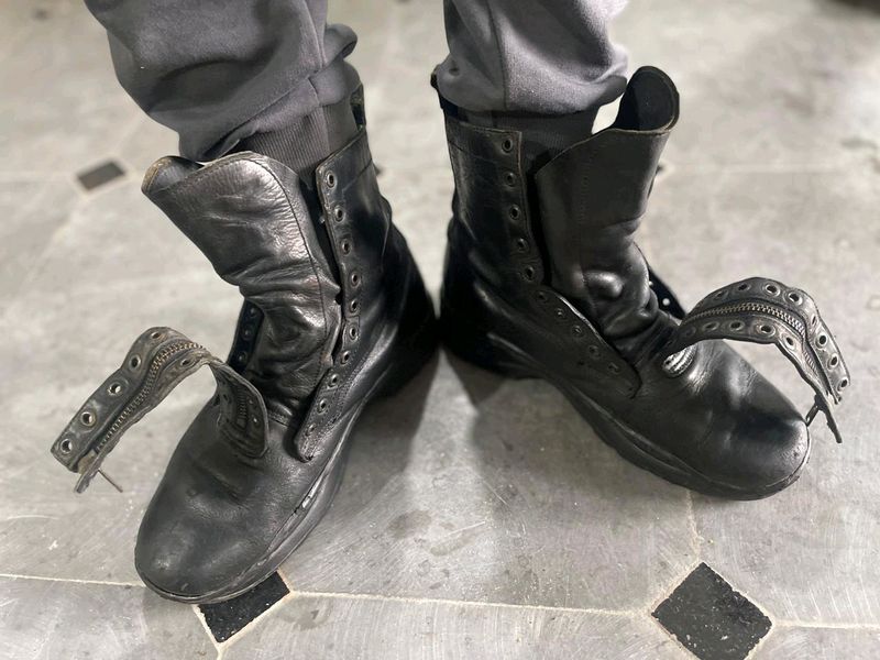 Military shoes, pure leather branded provided by