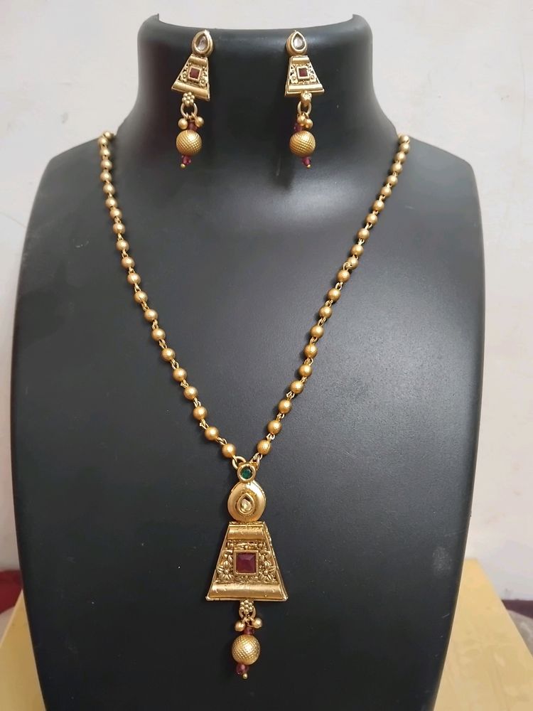 Golden pendant set