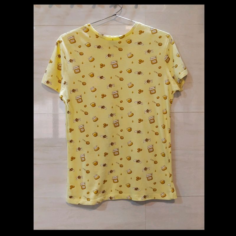 Bright yellow honey bee print t-shirt.🐝🍯