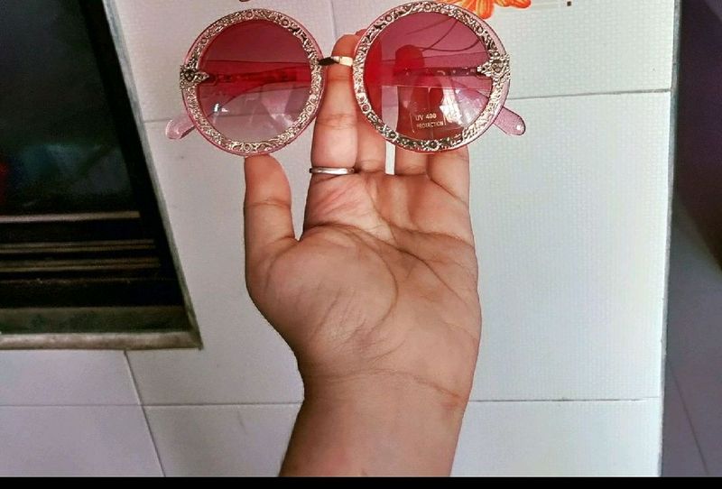 SUN Glasses in Rose pink shade is available fixed price do not bargain