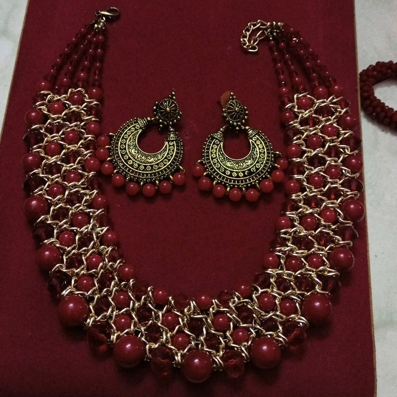 combo of 1neckpiece with ear rings nd 1 single nec