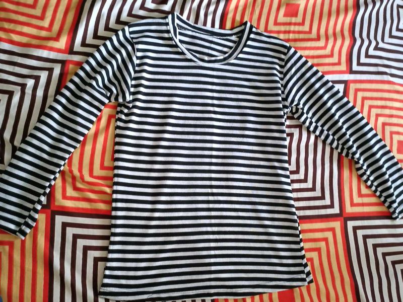 black n white stripped tshirt