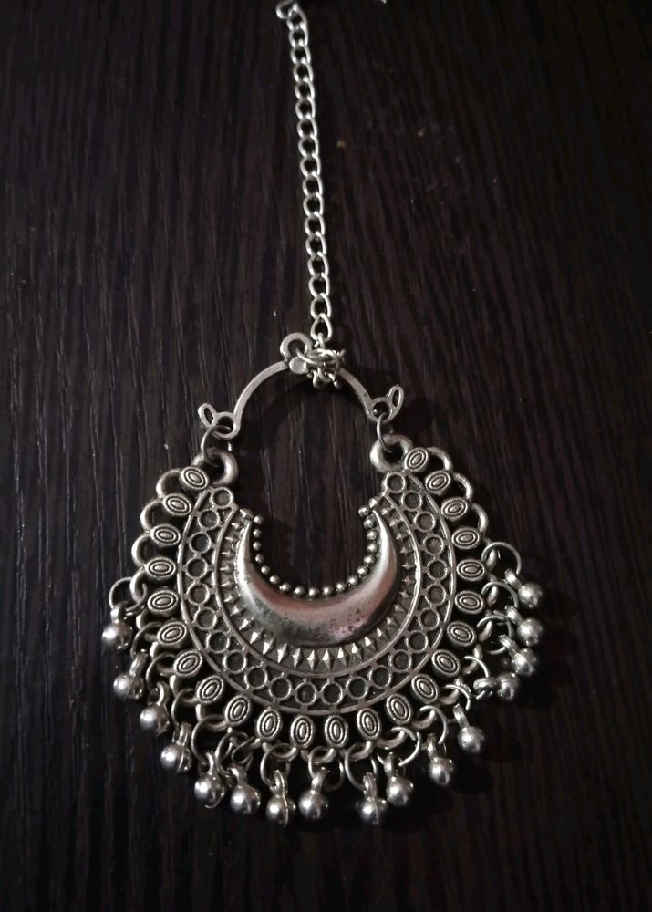 TRENDY GIRLISH SILVER OXIDISED MANG TIKKA