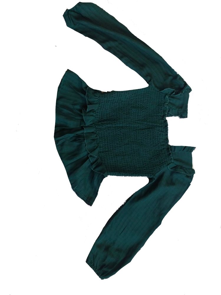 A Green Color Crop Top With Long Sleeves