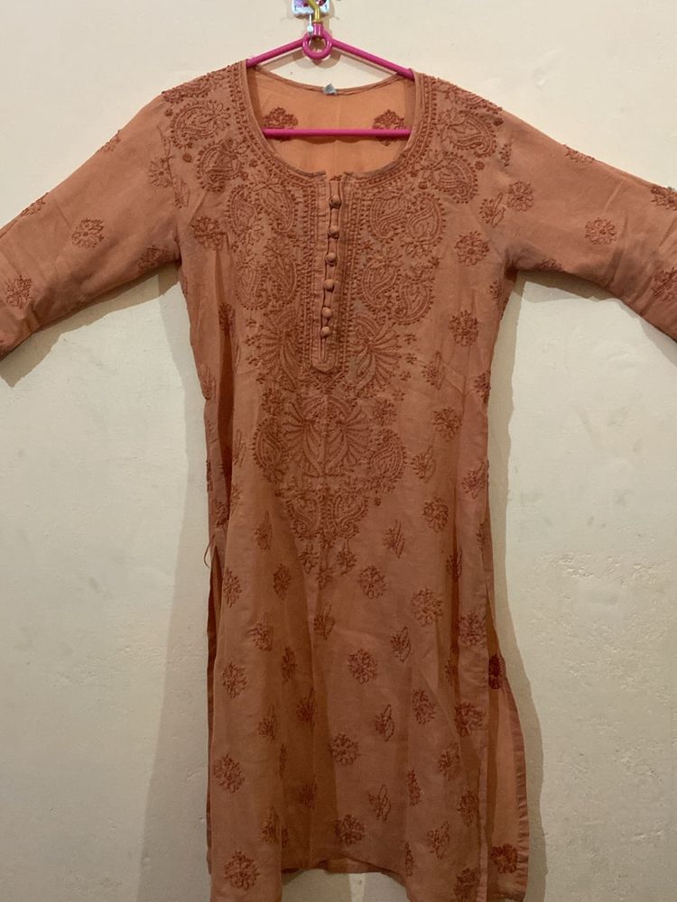 Selling A Beautiful Lucknowi Chikankari Kurti.