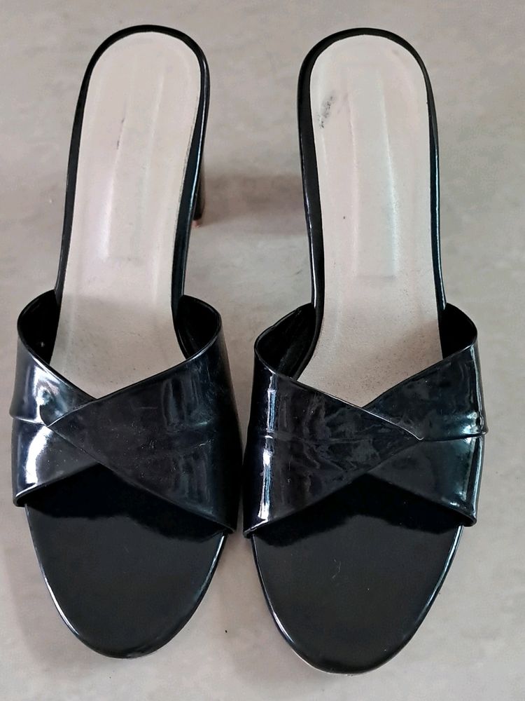 BLACK HEEL SANDAL... Size 9