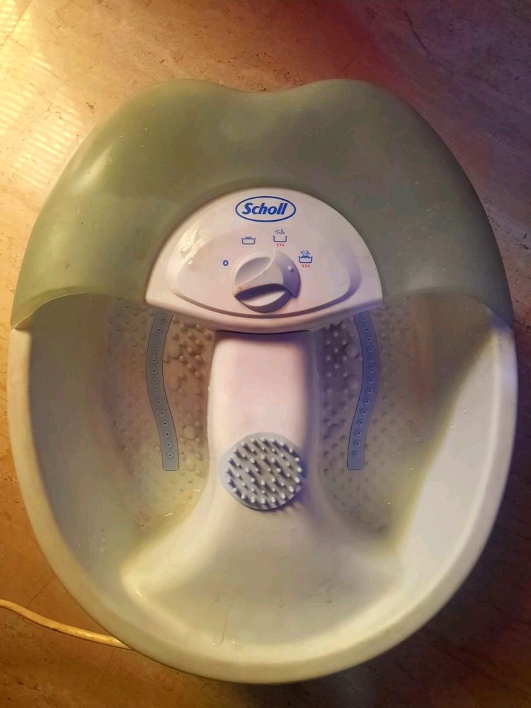 Electric foot massager and medicure tub