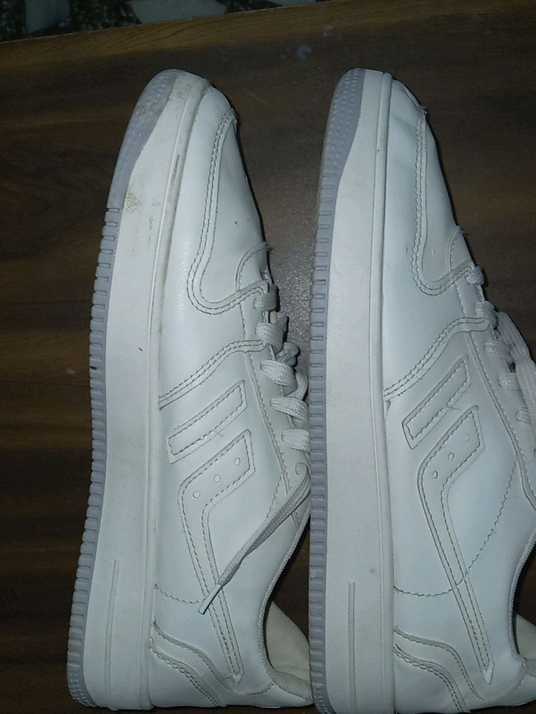 White Sneakers In Good Condition