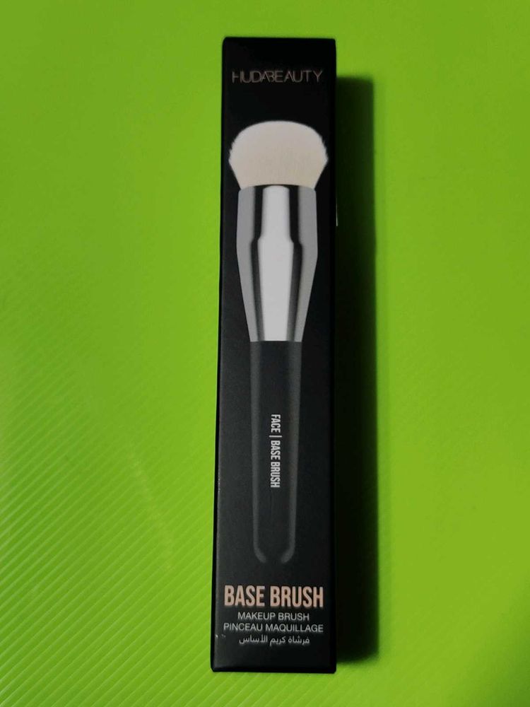 Huda Beauty Mini Base Face Brush