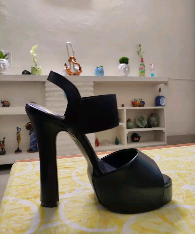 •WOMEN BLACK HEELS•