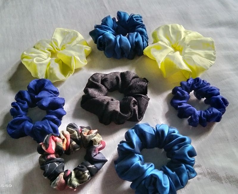 8 Scrunchies.