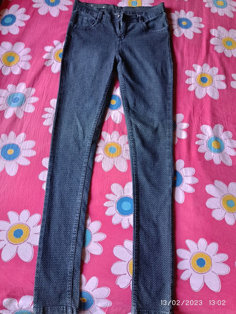 Dark Washed Jeans For Women Fits Upto 28 Waist. Mid Rise Jeans.