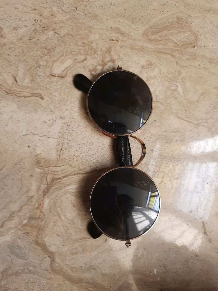Round Sunglasses With Golden Rim.