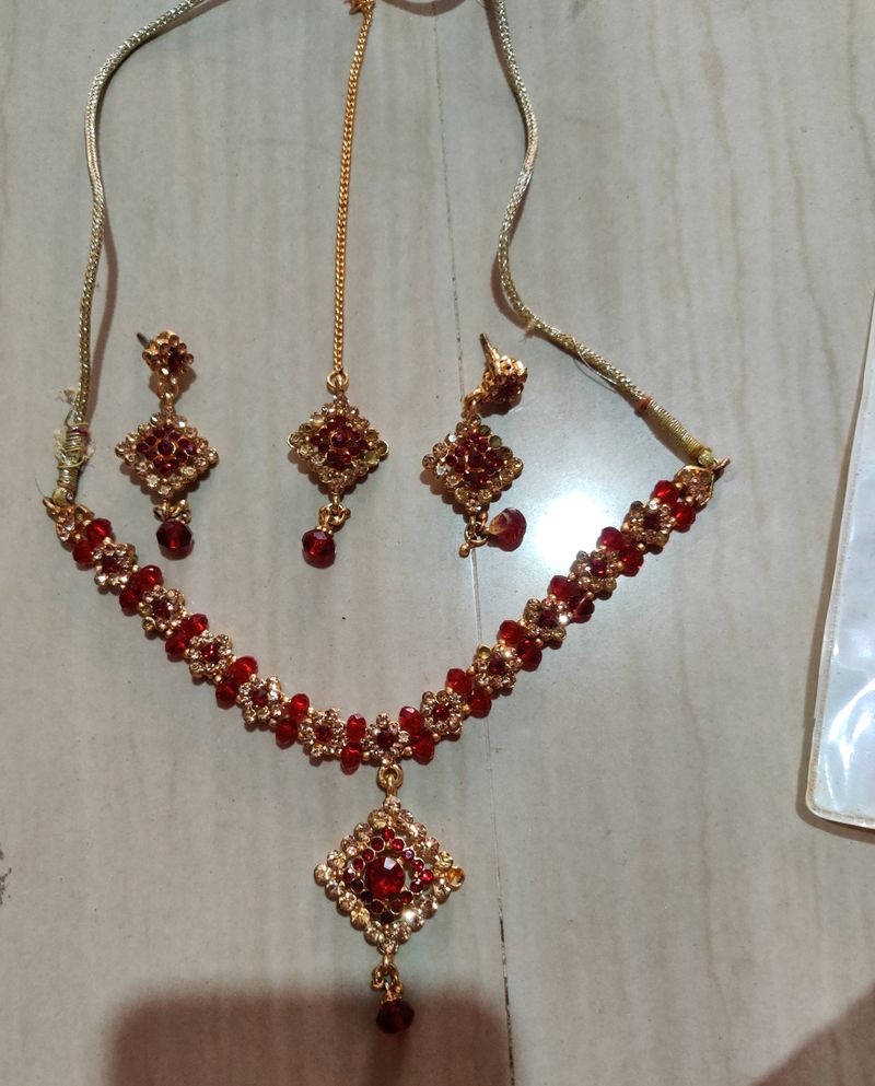 Necklace set with earrings and matha tikka