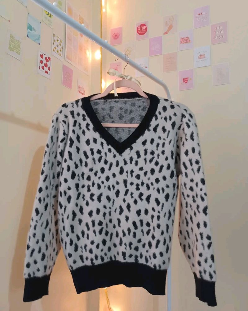 Leopard printed Fluffy B&W Pullover