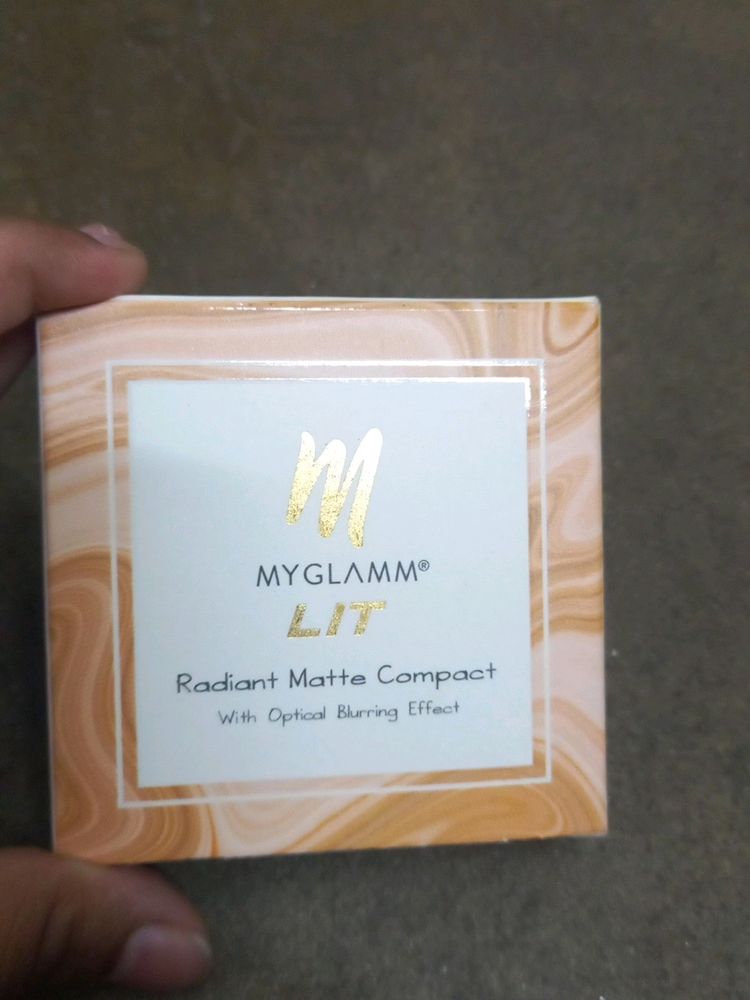 Myglamm LIT Radiant Matte Compact