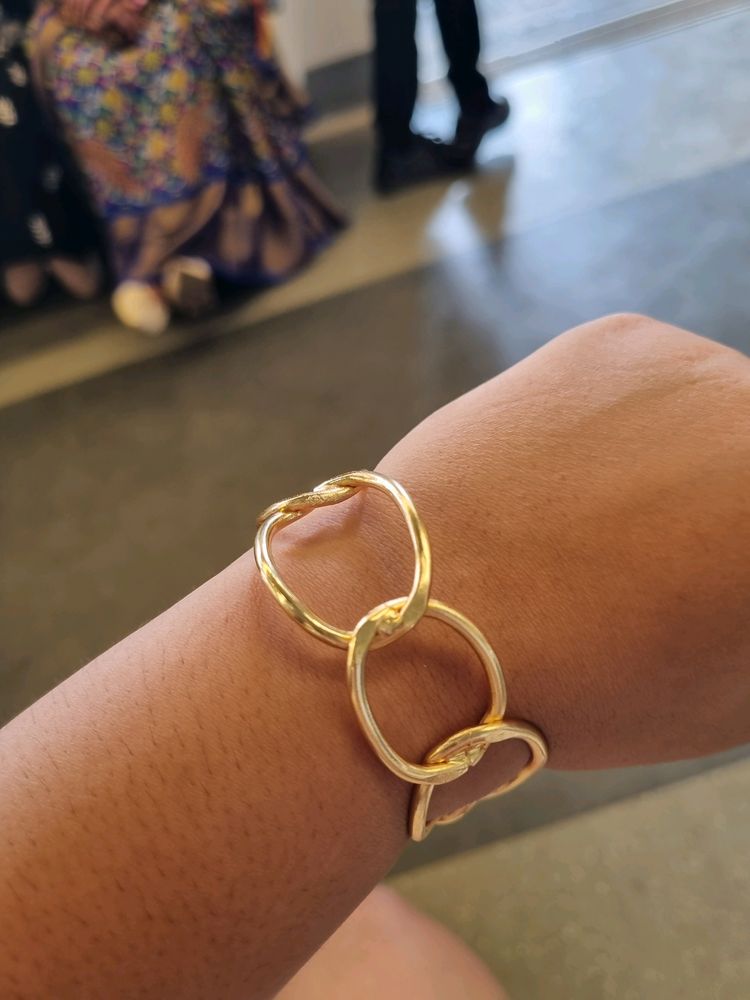 Stylish Gold Cuff for easy Accessory