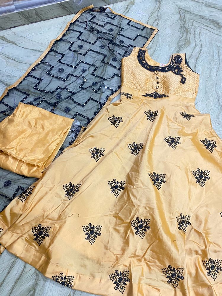 ❗️New Heavy Gown ❗️