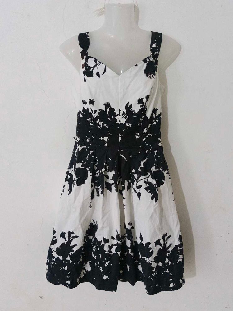 BEAUTIFUL BLACK/WHITE FROCK