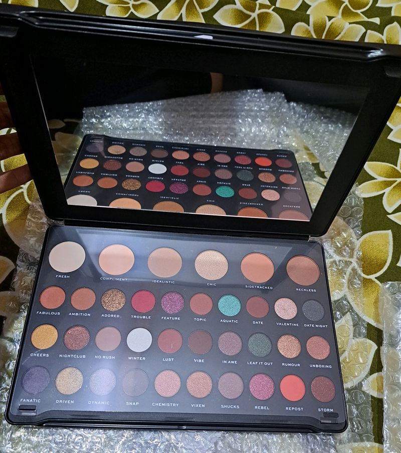 Makeup Revolution Eyeshadow Palette