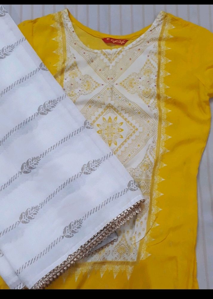 White Kurti Sarara