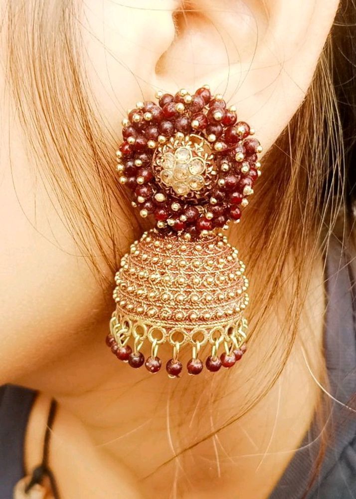 Earrings With Floral Design In Red Colour