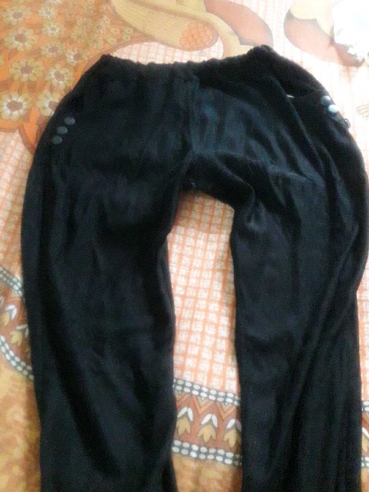 Black Jeggings for Women with 4 pockets.