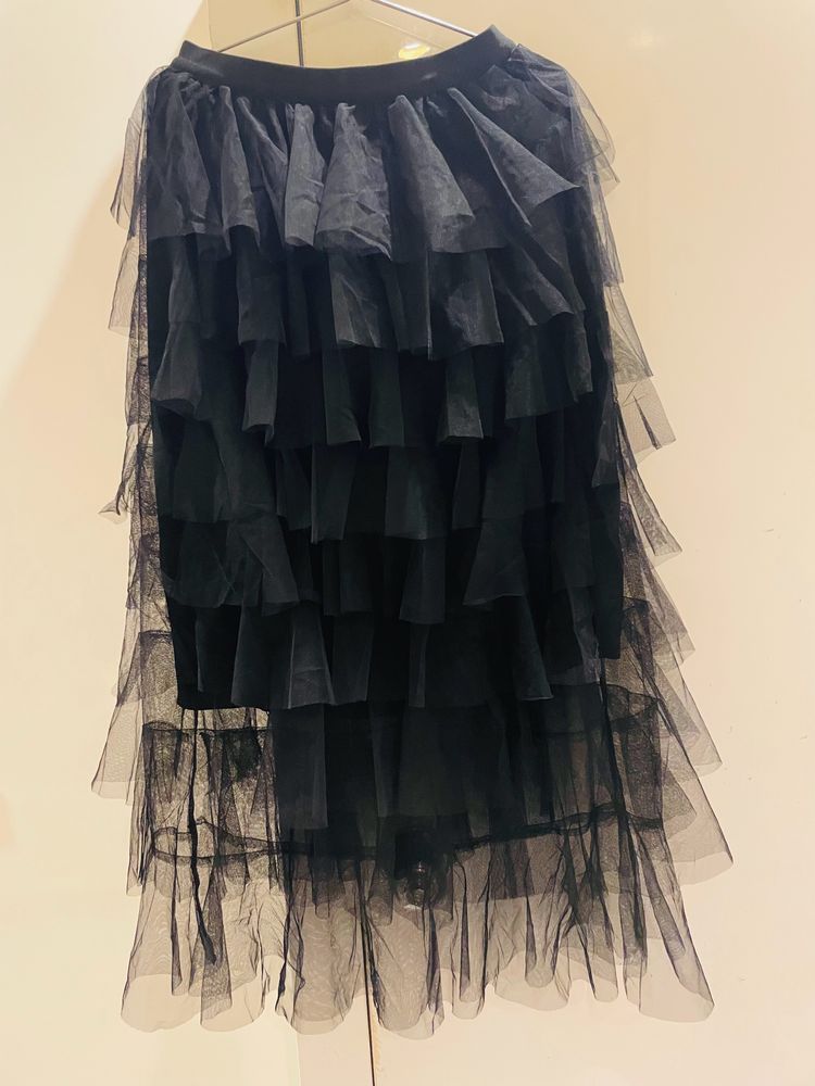 BEAUTIFUL NET TULLE SKIRT IN SIZE M