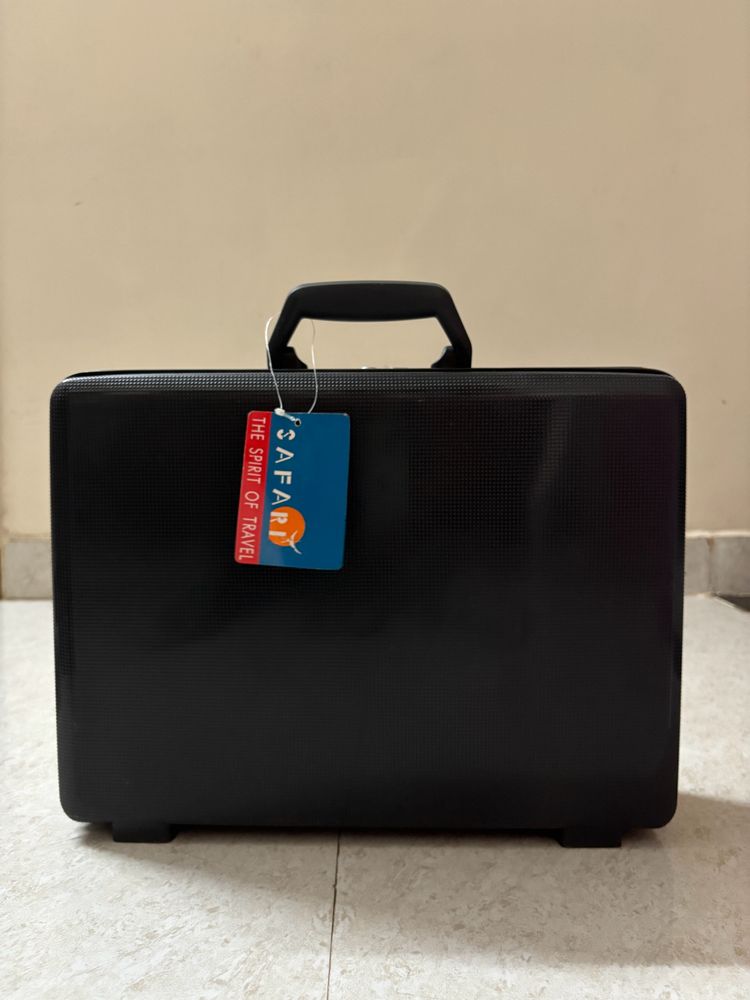 🆕Safari Black Carry-On Suitcase/Briefcase