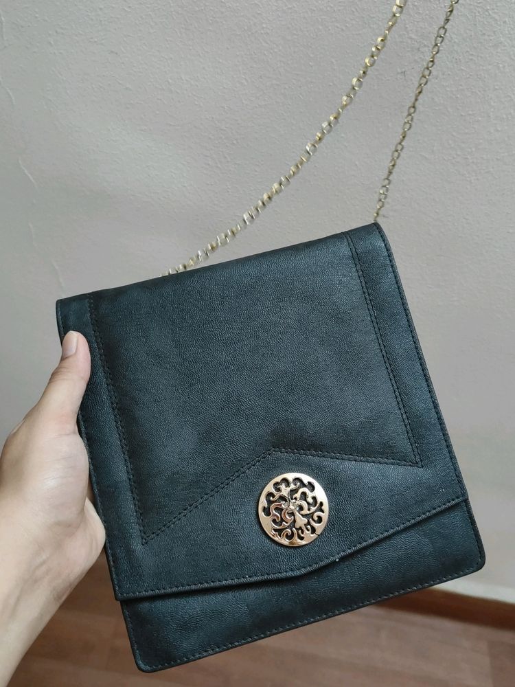 CLASSY SLING BAG