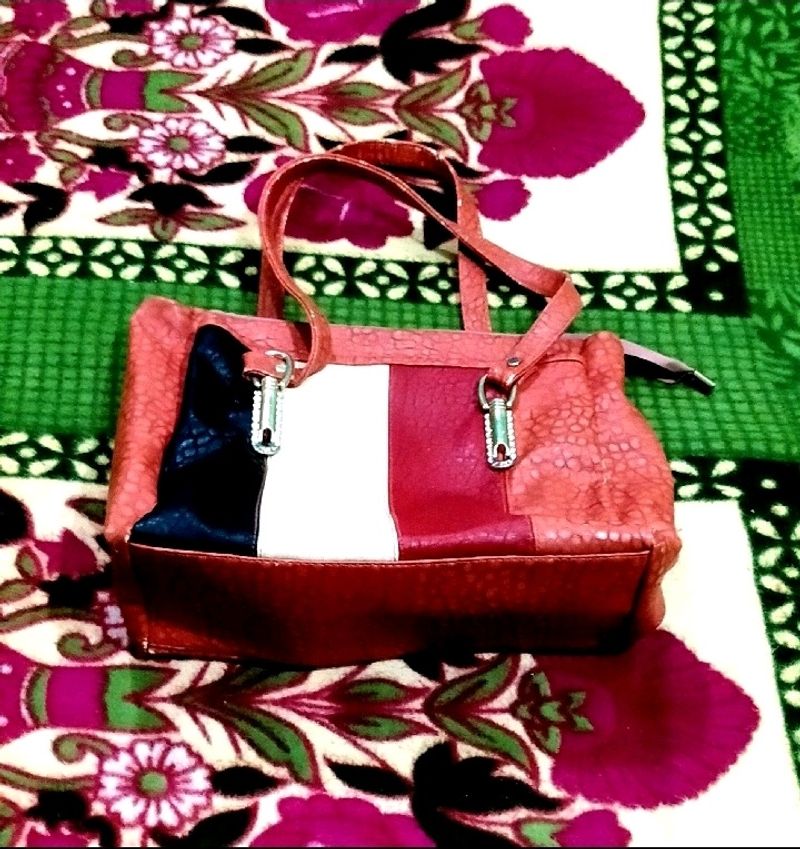 IT IS A PINK COLOR WOMEN'S LEATHER BAG.......