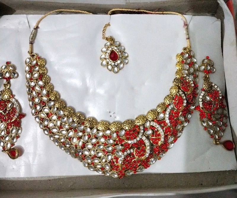 A Beautiful Neck Piece With Earrings