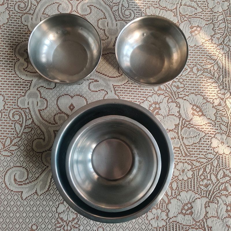 4 Stainless Steel Bowls