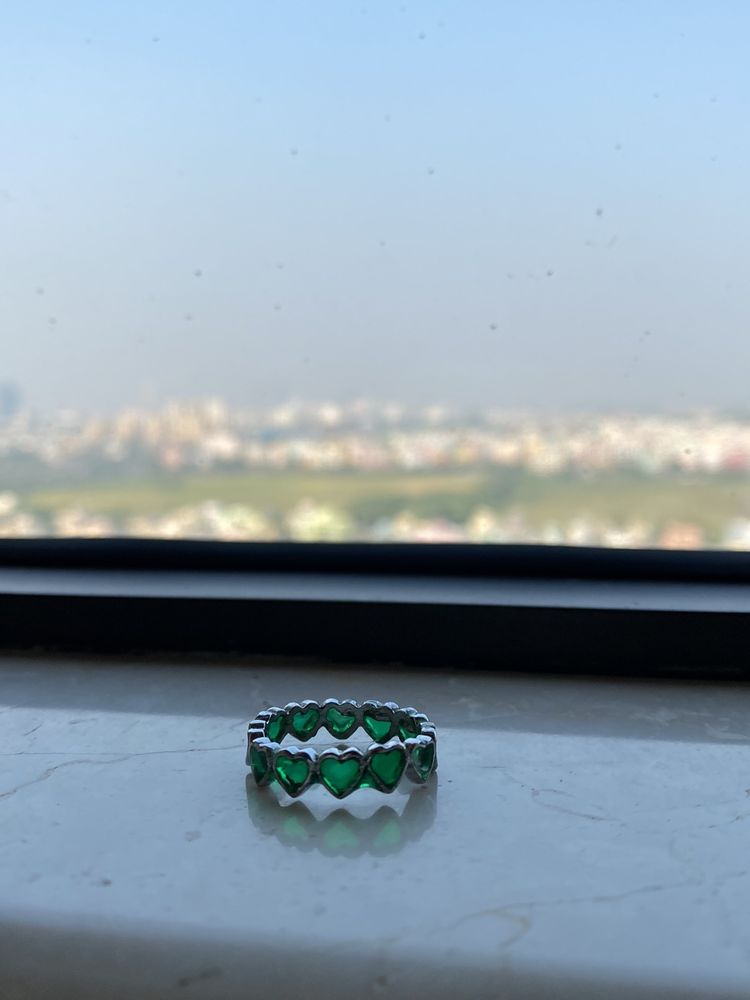 Emerald Green Hearts finger ring.