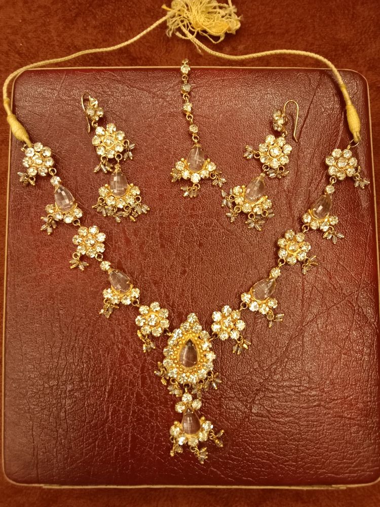 Golden Jewellery Set with Maangtika