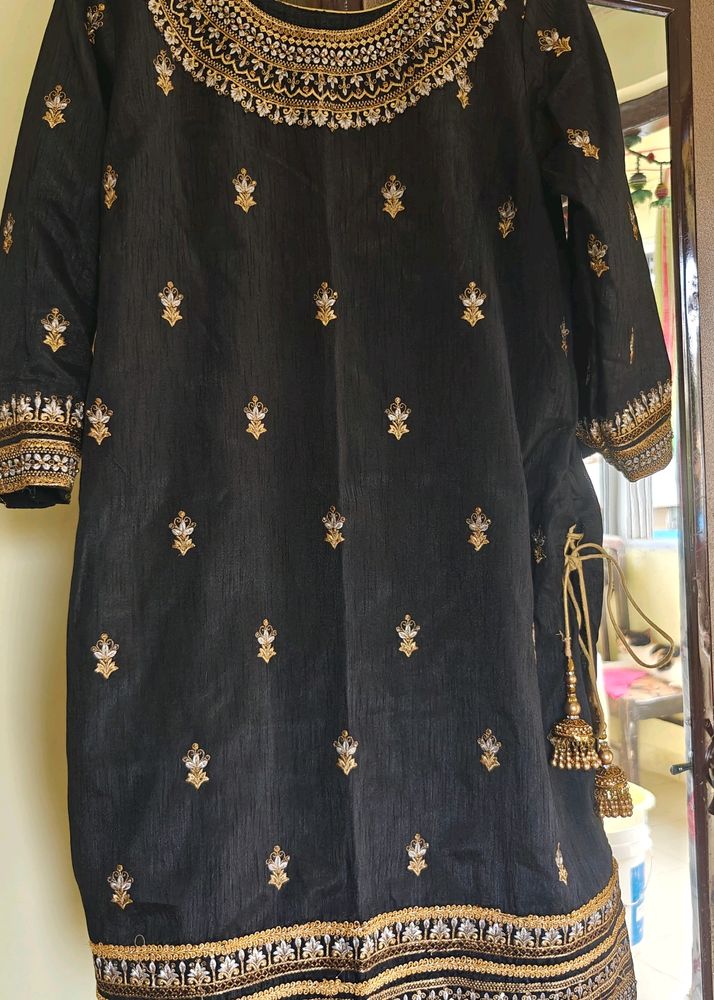 Flat 800 Black Embroidery Suit Sale