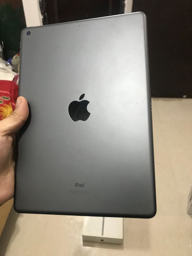 Apple iPad 8th Gen With  Box And Cable