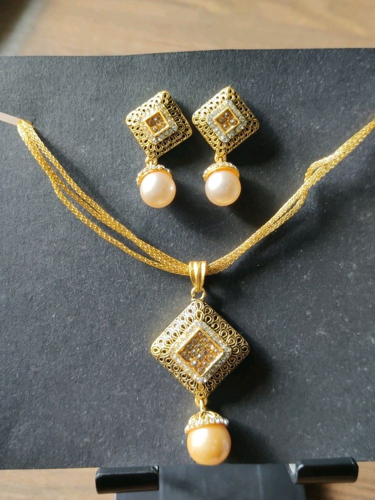 Golden Necklace Set With Earings