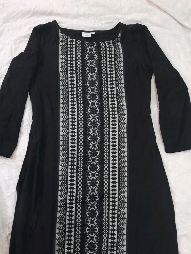 Naari 3 Quarter Sleeves Round Neck Kurti