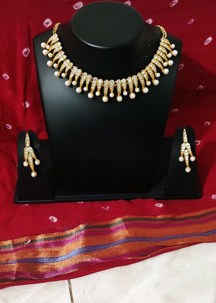 Elegant diamond gold necklace