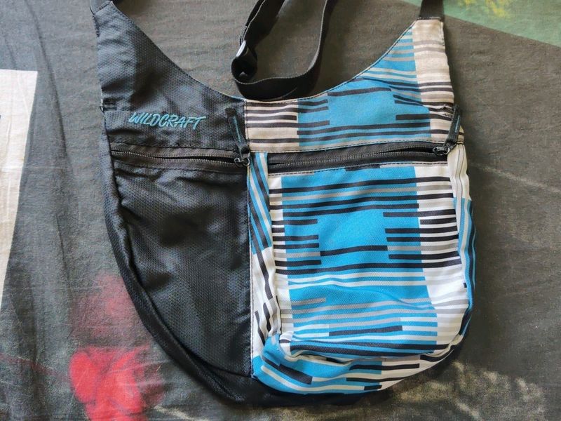 Wildcraft Black And Blue Slingbag