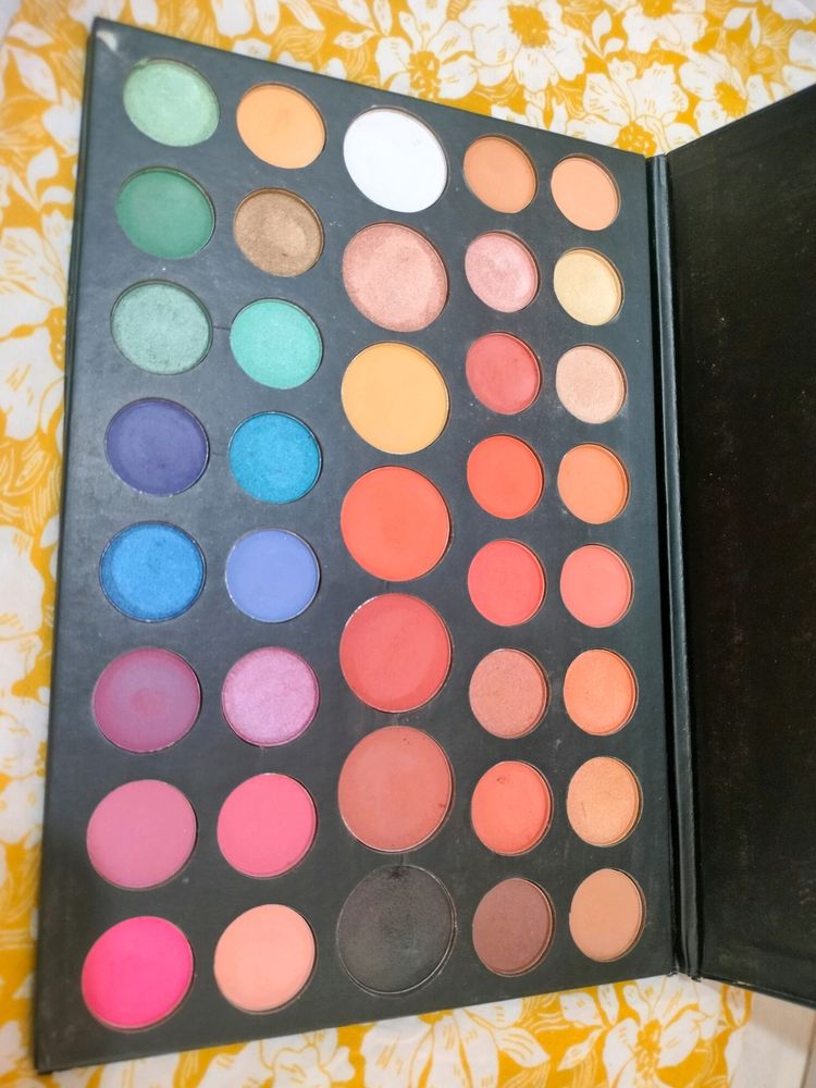 Morphy Eye shadow pallet